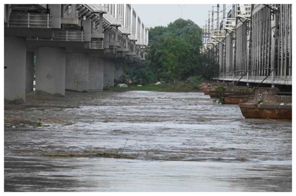 यमुना का जलस्तर नीचे आया