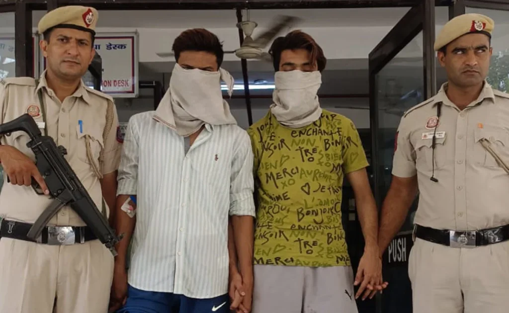 "दिल्ली में डबल मर्डर: बेखौफ बदमाशों ने दिनदहाड़े बरसाईं गोलियां"