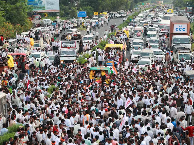 समृद्धि एक्सप्रेसवे पर 7 किमी लंबा जाम, सैकड़ों ट्रक फंसे; CM फडणवीस बोले— जल्द समाधान होगा