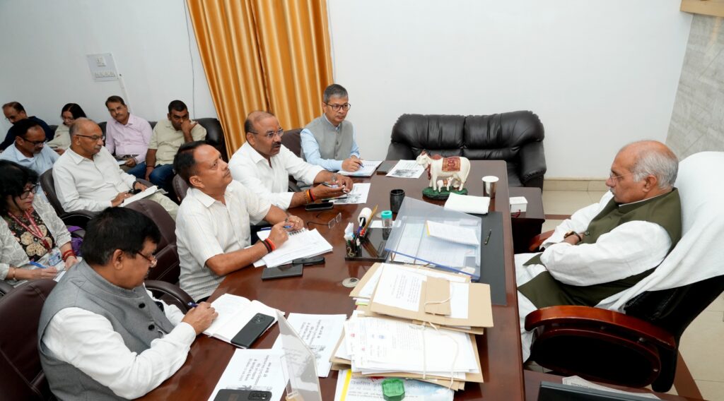 "दीपावली पर देसी पहल: गाय के गोबर से बने दीये और मूर्तियों के उपयोग को बढ़ावा"