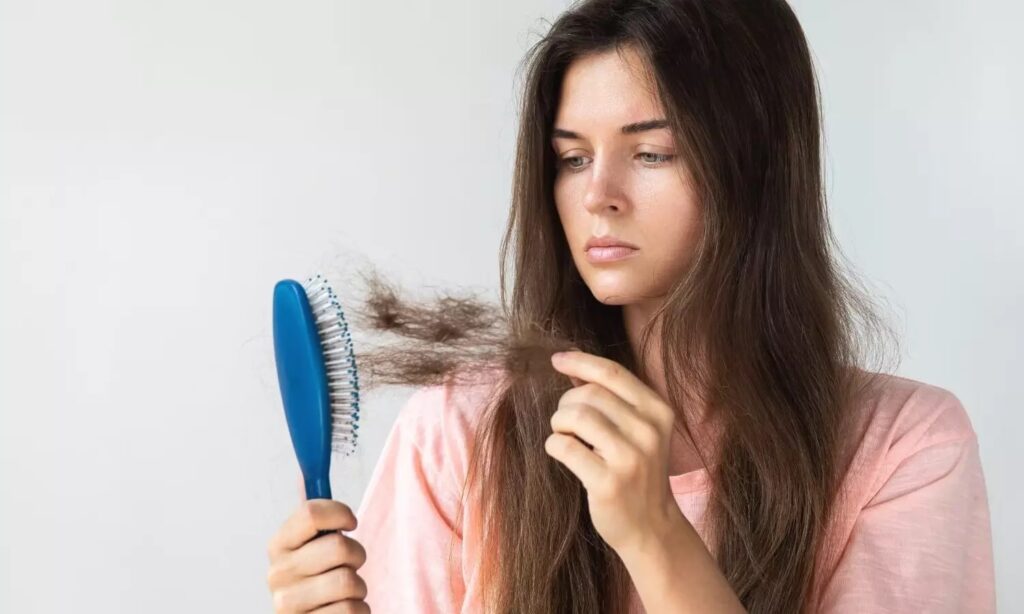  बालों का झड़ना और टूटना