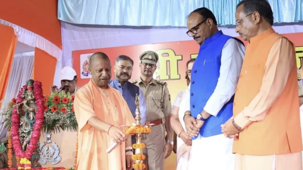 लखनऊ में गूंजे गीता उपदेश, CM योगी ने दिया ‘जीओ और जीने दो’ संदेश !