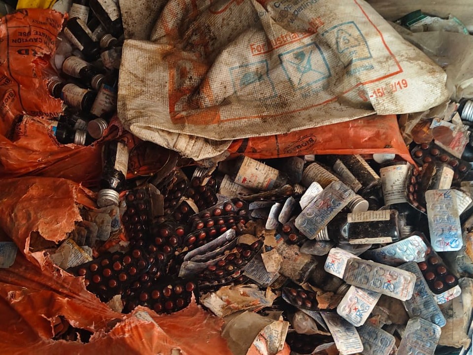 12 बोरी दवाएं राख में बदलीं, स्वास्थ्य विभाग में हड़कंप!