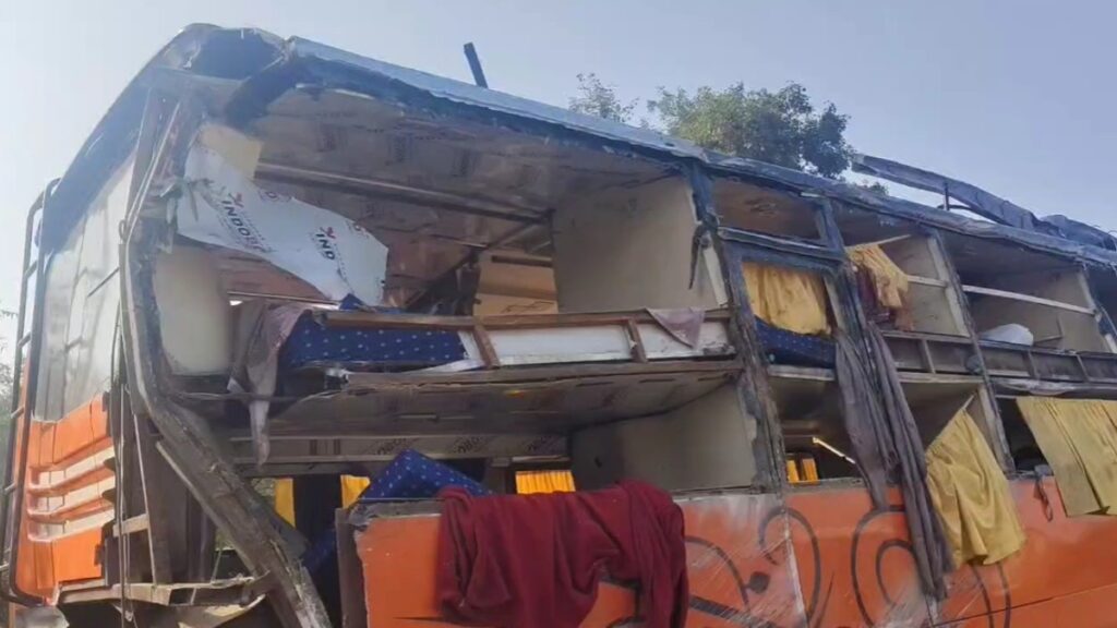 तेज़ रफ़्तार बनी काल, आगरा एक्सप्रेसवे पर डबल डेकर बस पलटी !