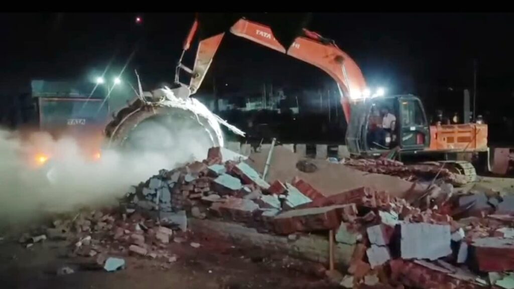 “प्रशासन का सख्त रुख, उधम सिंह नगर में अवैध मजार पर चला बुलडोजर”