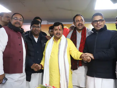 उपेंद्र कुशवाहा के तीन विधायक, रामेश्वर महतो, माधव आनंद और आलोक कुमार सिंह ने एक तस्वीर शेयर की है, जिससे सियासी खलबली मच गई है. उन्होंने नितिन नबीन से मुलाकात की थी.