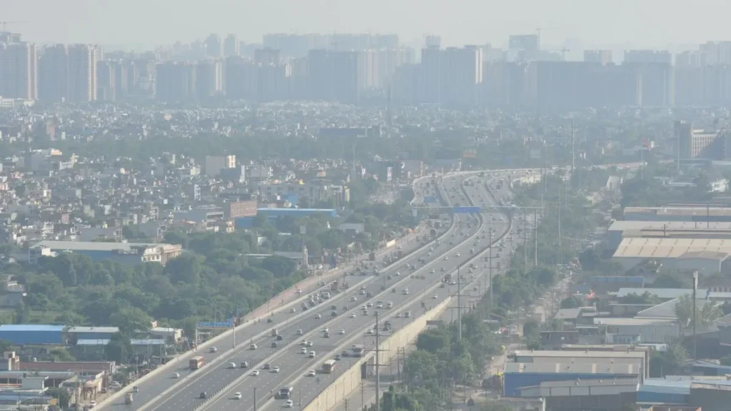 दमघोंटू हवा, जीरो विज़िबिलिटी! दिल्ली-NCR में यातायात सिस्टम बेहाल !