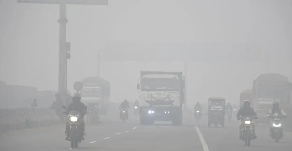 ठंड से बेहाल यूपी: कोहरे ने रोकी रफ्तार, 25 जिलों में कोल्ड-डे !