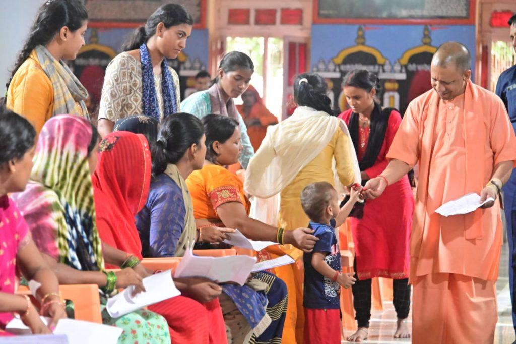 जनता दर्शन में योगी का दो टूक: गरीबों के दुश्मन बख्शे नहीं जाएंगे !