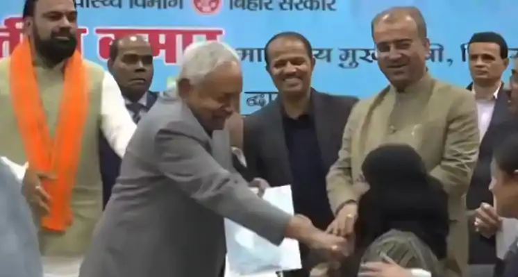 हिजाब विवाद के बीच PM मोदी से मिले नीतीश, 20 मिनट की मुलाकात—माफी पर सस्पेंस !