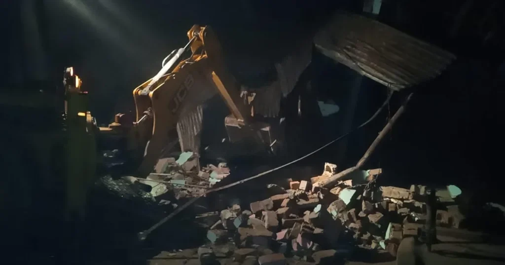 “प्रशासन का सख्त रुख, उधम सिंह नगर में अवैध मजार पर चला बुलडोजर”