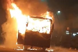 आगरा-लखनऊ एक्सप्रेसवे पर अफरातफरी, डबल डेकर बस धू-धू कर जली !