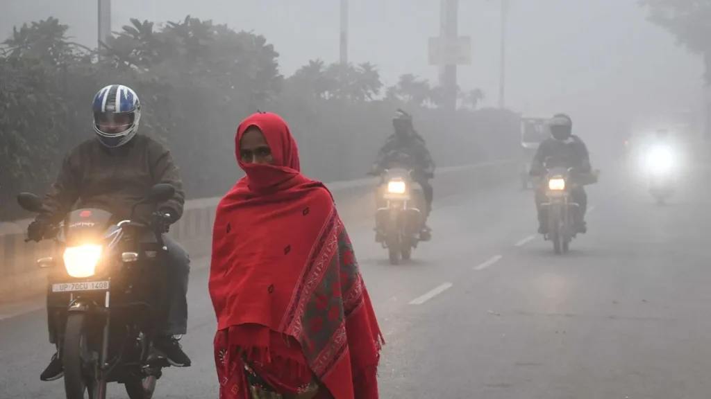 UP में कोहरे का कहर – 50 जिलों में रेड अलर्ट, विजिबिलिटी जीरो!