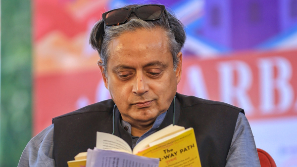 नीतीश सरकार पर थरूर का बयान, बिहार की तारीफ से कांग्रेस में खलबली ! 