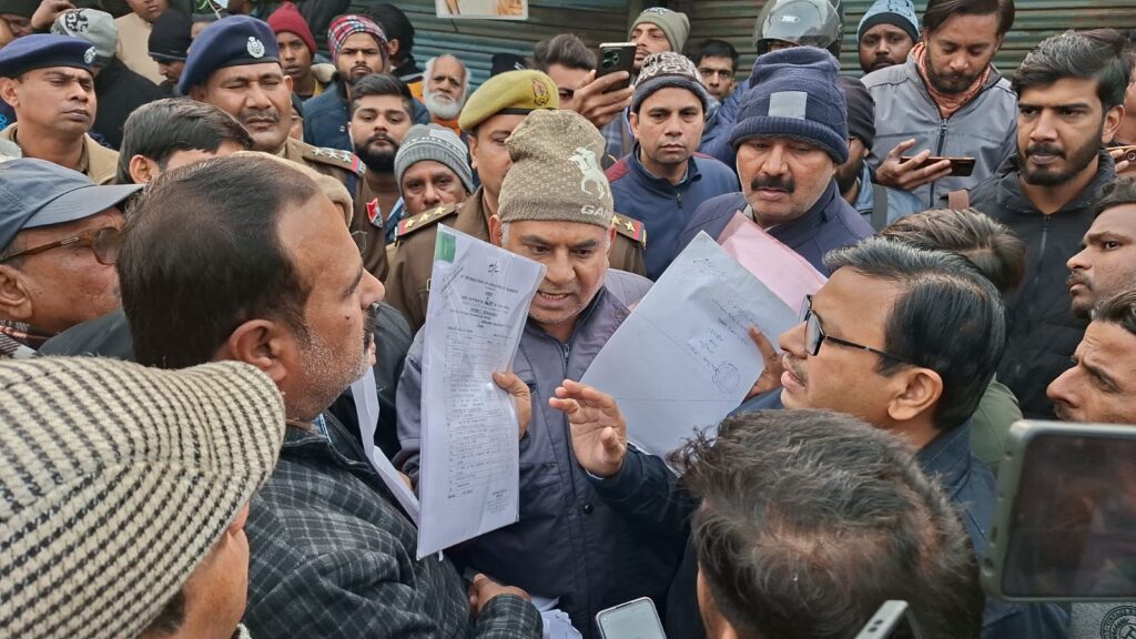 सुबह से जुटी पुलिस, हालात रहे तनावपूर्ण