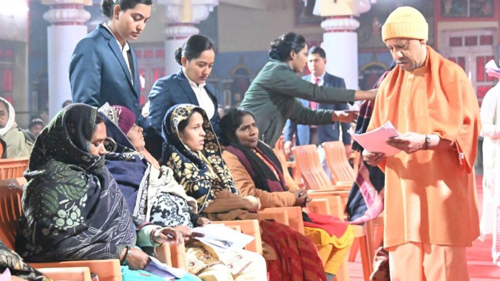 रिश्वत लेकर पट्टा देने वालों पर सीएम योगी सख्त, दोषी अधिकारियों के खिलाफ कड़ी कार्रवाई के निर्देश !