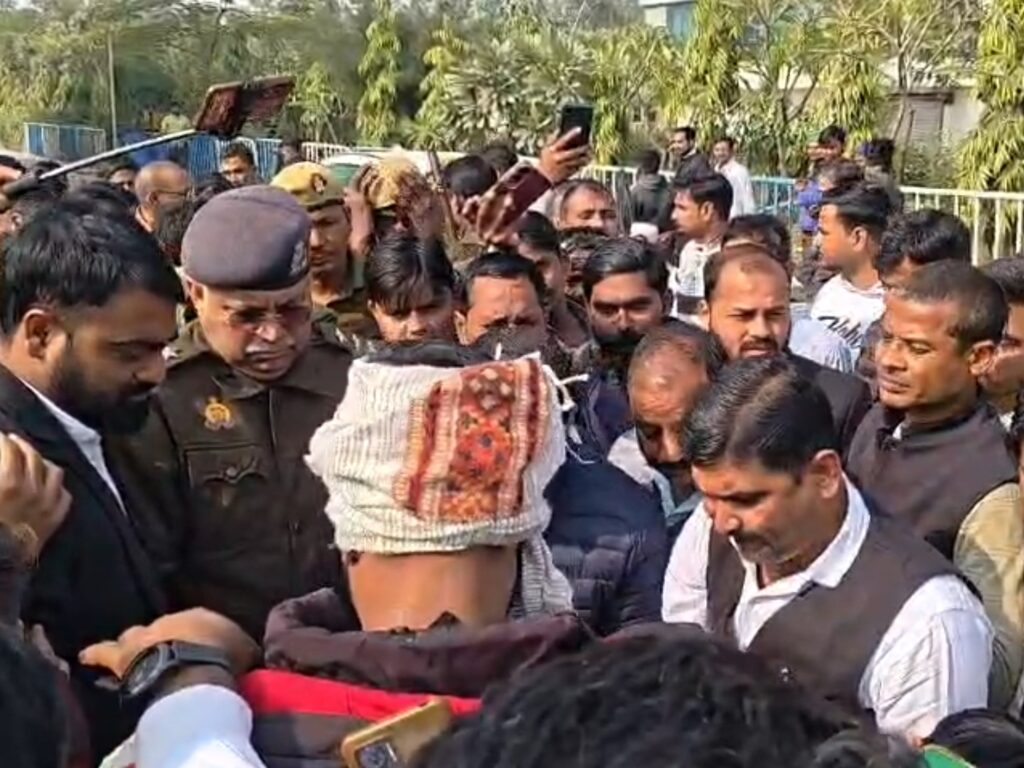 बाराबंकी में वकील से बदसलूकी का आरोप, अधिवक्ताओं ने सड़क पर उतरा विरोध !