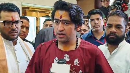 ‘तिरंगे का सम्मान सर्वोपरि’, सपा नेताओं ने घेरा धीरेंद्र शास्त्री को !