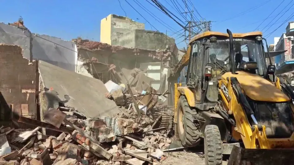 समस्तीपुर में अतिक्रमण हटाओ अभियान, कई दुकानों पर चला बुलडोजर !