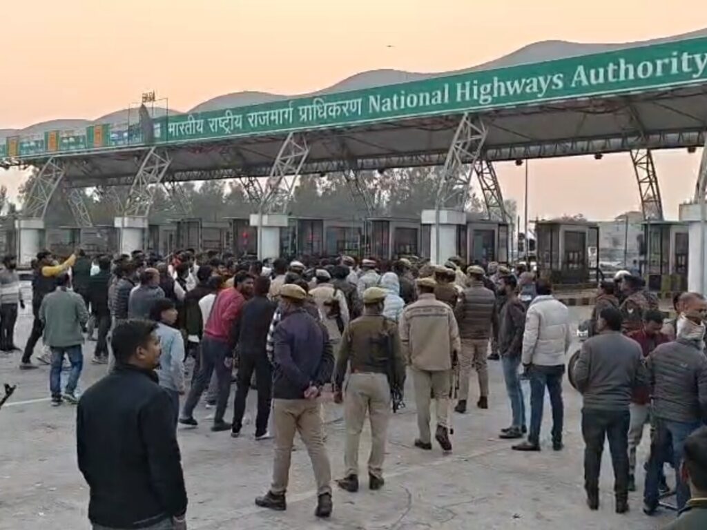 बाराबंकी में वकील से बदसलूकी का आरोप, अधिवक्ताओं ने सड़क पर उतरा विरोध !