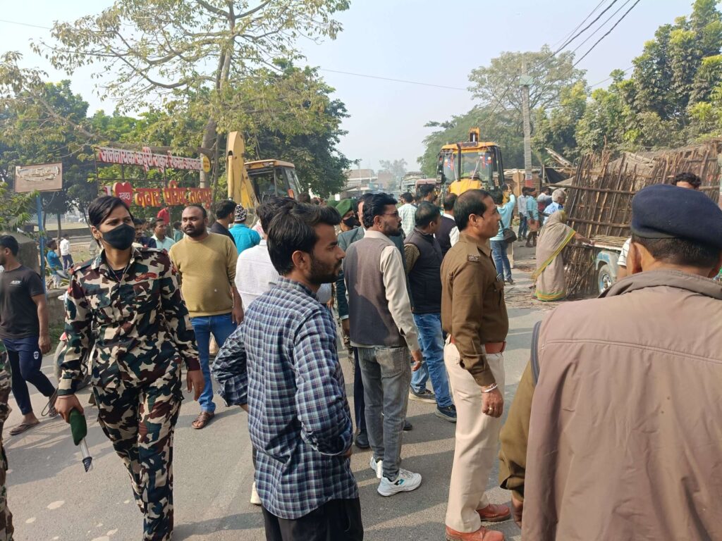 समस्तीपुर में अतिक्रमण हटाओ अभियान, कई दुकानों पर चला बुलडोजर !