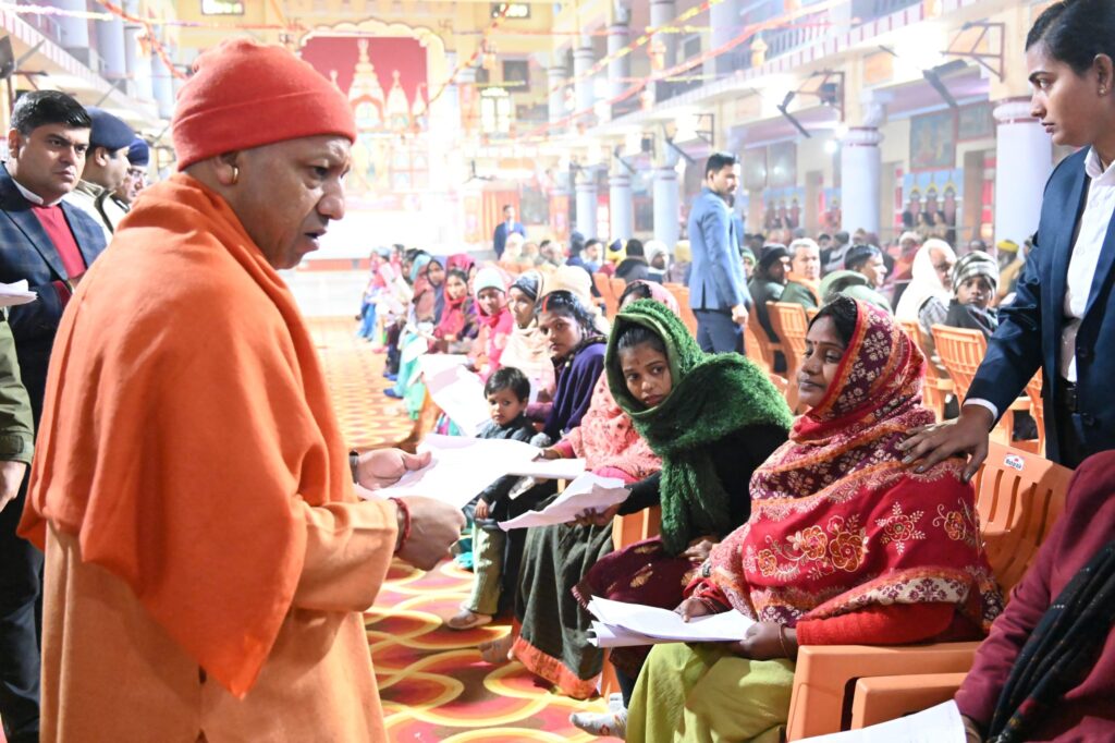 गोरखपुर में सीएम योगी ने 150 लोगों की सुनी समस्याएं, हर व्यक्ति की समस्या के समाधान का संकल्प !