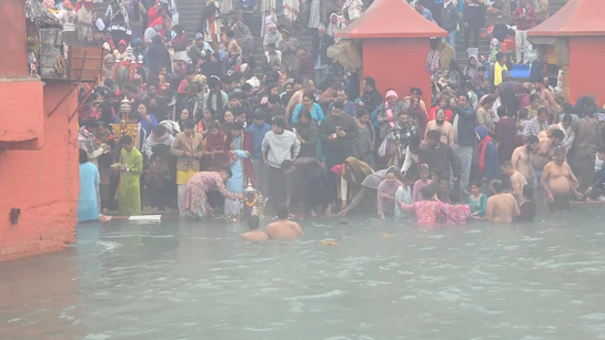 माघ मेले में उमड़ा आस्था का सैलाब, मकर संक्रांति पर लाखों श्रद्धालुओं ने संगम में लगाई डुबकी !