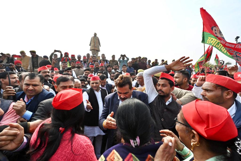 जनेश्वर मिश्रा की पुण्यतिथि पर अखिलेश, BJP पर तीखा वार !