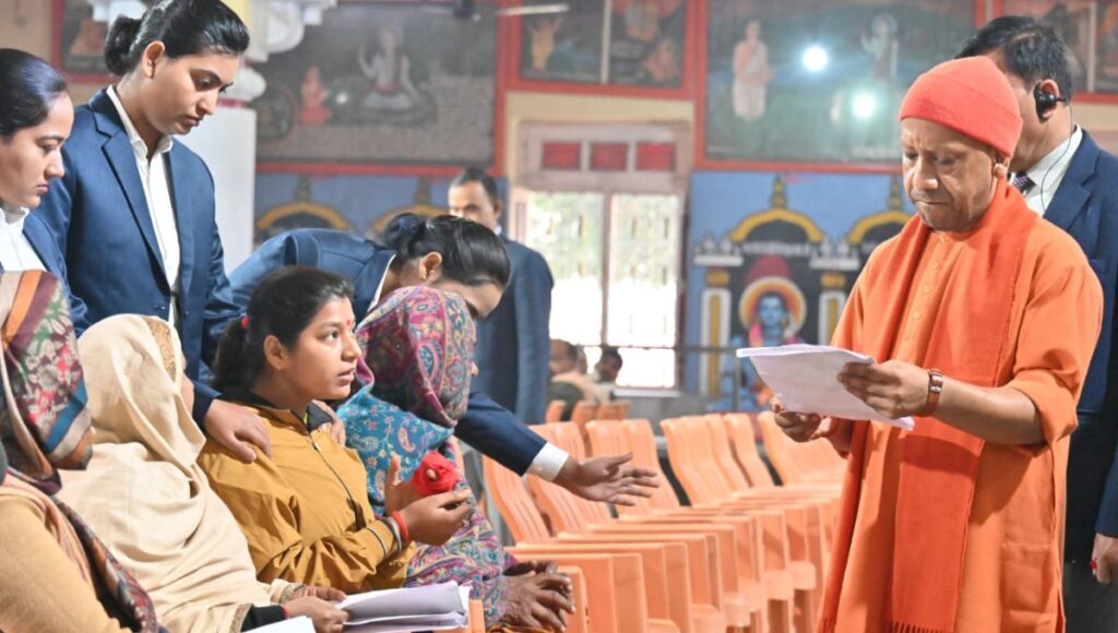 गोरखपुर में सीएम योगी ने 150 लोगों की सुनी समस्याएं, हर व्यक्ति की समस्या के समाधान का संकल्प !
