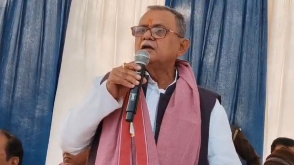 सपा सांसद की जुबान फिसली, मंच से फेंकने वाले बयान पर हंगामा !