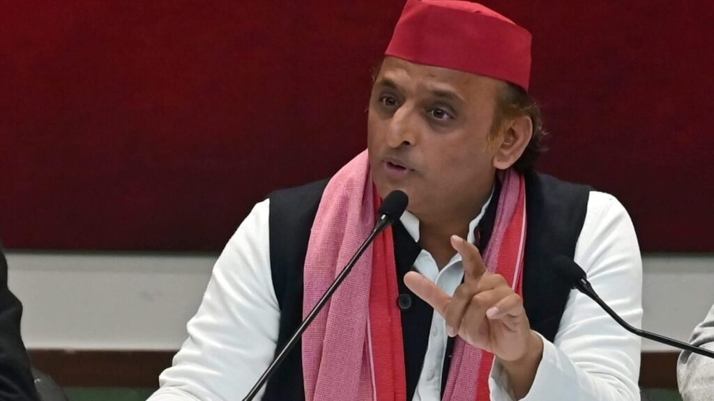 जापान दौरे के बीच CM पर अखिलेश का व्यंग्य ,कपड़े और कान छिदाने से.... !