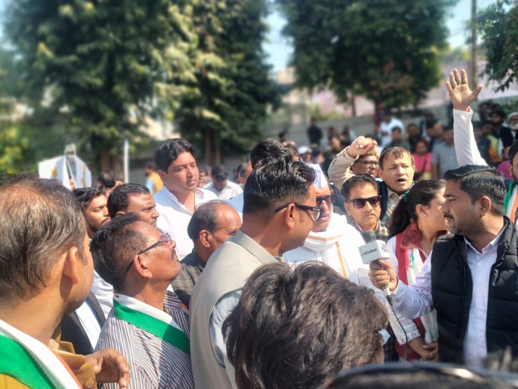 मनरेगा बना सियासी हथियार, सड़क पर उतरी कांग्रेस !