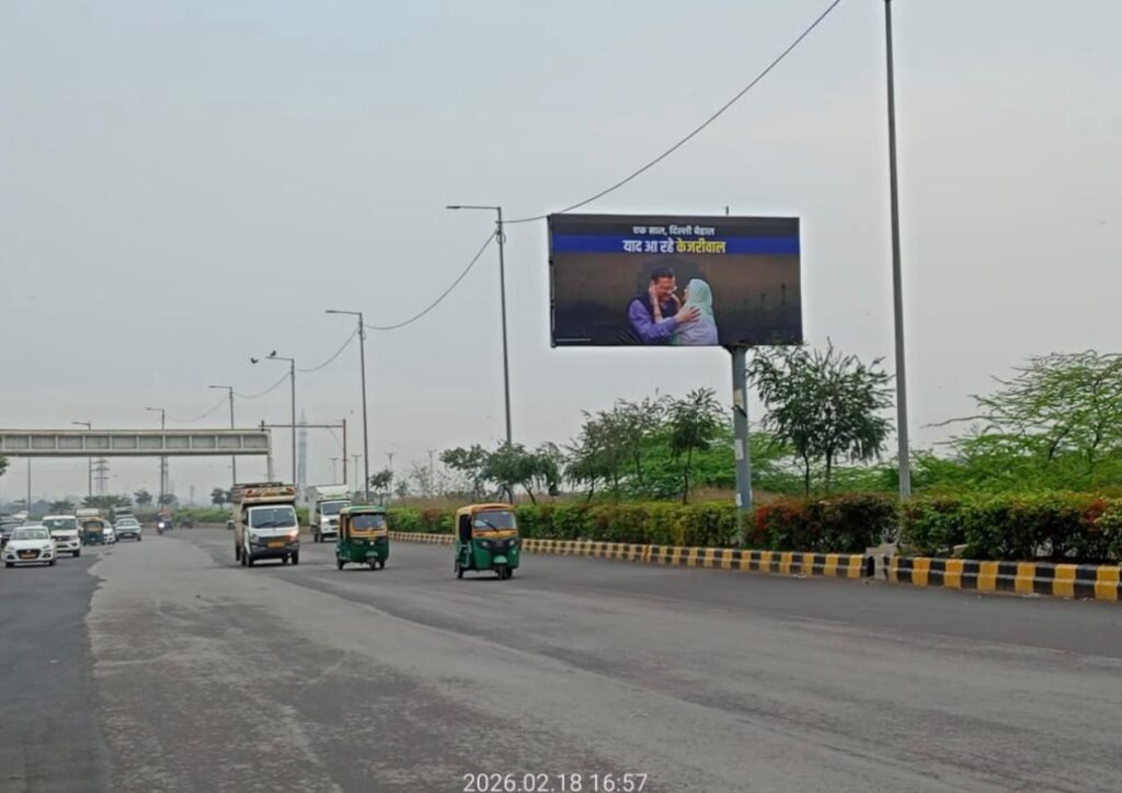 पोस्टरों ने छीड़ा सियासी तंज—दिल्ली को याद आए केजरीवाल !