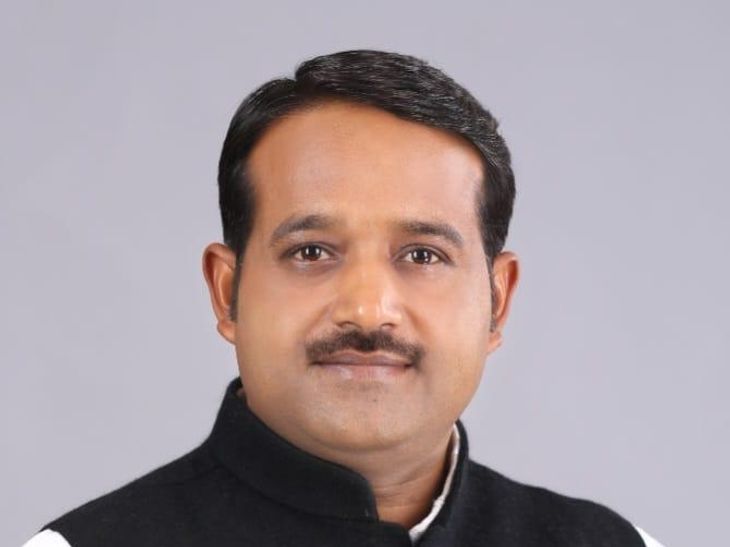 ढाई साल पहले छोड़ा था सपा का साथ