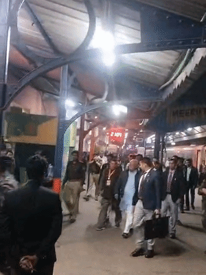 लखनऊ–मेरठ रूट पर वंदे भारत निशाने पर, RSS प्रमुख मौजूद !