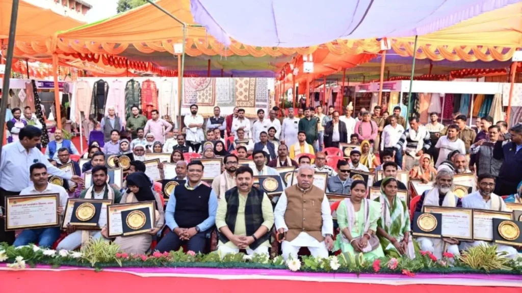 Lucknow में खादी–सिल्क का उत्सव, रवीन्द्रालय में सजेगा देसी हुनर का संसार !