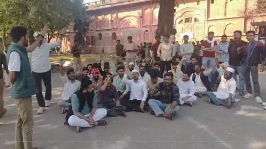 नमाज़ को लेकर विवाद, ‘जय श्री राम’ से गूंजा LU !