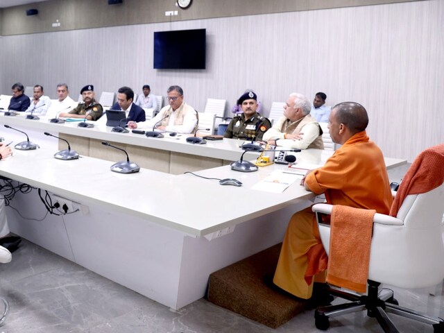 होली में मर्यादा जरूरी, अश्लील गीत न बजें: योगी आदित्यनाथ !