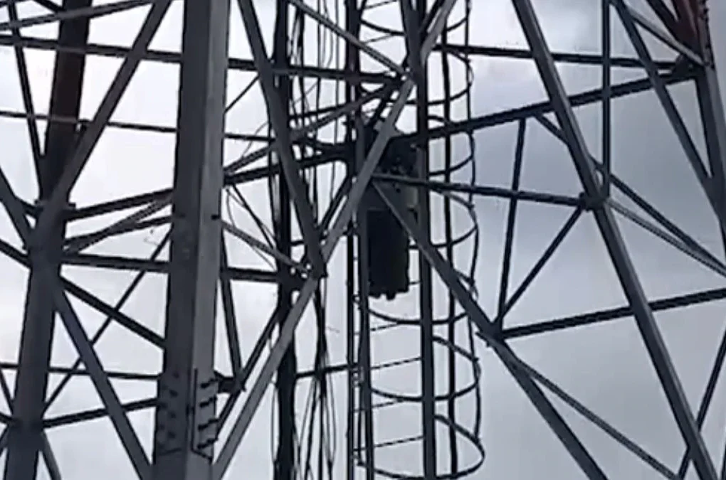 deoria girl climbs mobile tower demands marriage with boyfriend police rescue