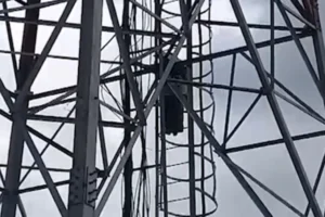 deoria girl climbs mobile tower demands marriage with boyfriend police rescue