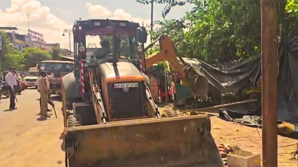 jhansi medical college bulldozer action street vendors encroachment drive 1
